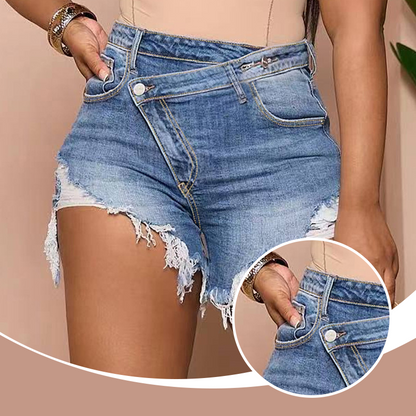 Short en jean déchiré à bords frangés, taille haute et boutons disposés en diagonal