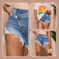 Short en jean déchiré à bords frangés, taille haute et boutons disposés en diagonal