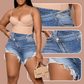 Short en jean déchiré à bords frangés, taille haute et boutons disposés en diagonal