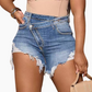 Short en jean déchiré à bords frangés, taille haute et boutons disposés en diagonal
